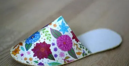 Papuci de casă cu modelul lui mâini