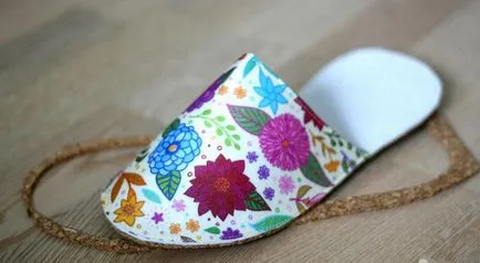 Papuci de casă cu modelul lui mâini