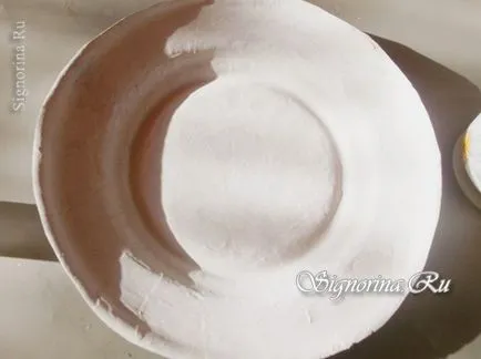 Placa de papier-mache din ziare cu propriile lor mâini