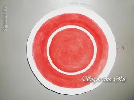 Placa de papier-mache din ziare cu propriile lor mâini