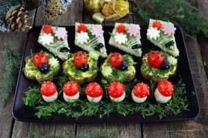 feluri de mâncare de decorare masă festivă cu mâinile sale foto c