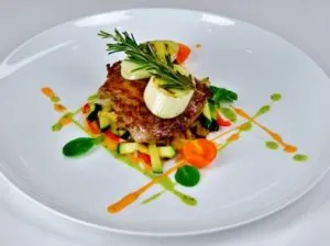 feluri de mâncare de decorare masă festivă cu mâinile sale foto c