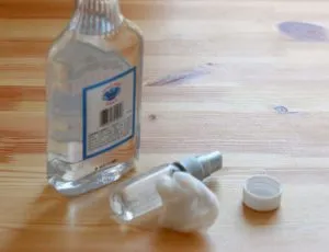 Eliminați lipici de la etichete cu moduri principale de plastic