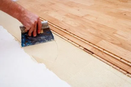 De stabilire a laminat pe o podea de lemn, portal de constructii (lemn) De stabilire a laminat pe o podea de lemn, portalul de construcție
