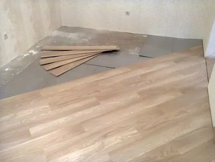 De stabilire a laminat pe o podea de lemn, construirea portal (stivuire) De stabilire a laminat pe o podea de lemn, portalul de construcție