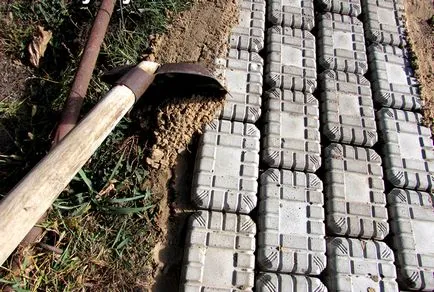 Tehnologia de stivuire este dale de pavaj pe ghidul de nisip fotografie