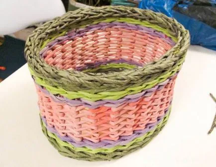 Tubuli din ziare pentru țesut, deoarece acestea fac un lucru, Workshopuri foto si video (dreapta) Tubuli din ziare pentru ateliere de țesut, deoarece acestea fac ceea ce trebuie, foto și video