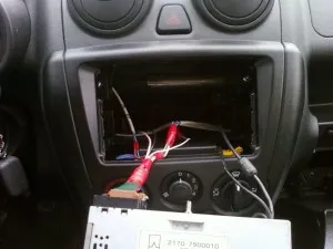 Instalarea difuzoarelor în Lada Grant în ușa din față cu mâinile (audio) Instalarea difuzoarelor în Lada Grant în ușa din față cu mâinile