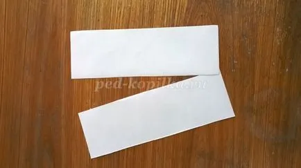 Iepurele hârtiei de benzi cu mâinile (benzi) Iepurele hârtiei de benzi cu mâinile