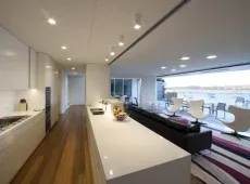 Aparatul este iluminat corect în apartament timp de noapte și în timpul zilei