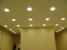 Aparatul este iluminat corect în apartament timp de noapte și în timpul zilei