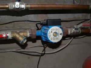 Instalați pompa în sistemul de încălzire cum se instalează în mod corespunzător și conectați pompa, fără a utiliza