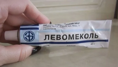 Левомеколь від прищів на обличчі: чи допомагає мазь і як її застосовувати аналоги