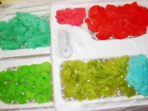 Cum de a vopsi lână pentru împâslire coloranți alimentari în cuptorul cu microunde