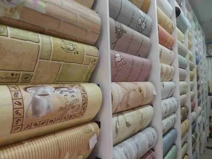 Ca tapet de hârtie pokleit pe tavan în mod corespunzător, în mod independent, de culoare (dreapta) Ca tapet de hârtie pokleit pe tavan în mod corespunzător, în mod independent, pentru a picta
