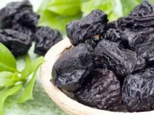 як лікувати запор чорносливом