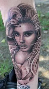 Înțeles femeie tatuaj sau o femeie, ceea ce înseamnă un tatuaj