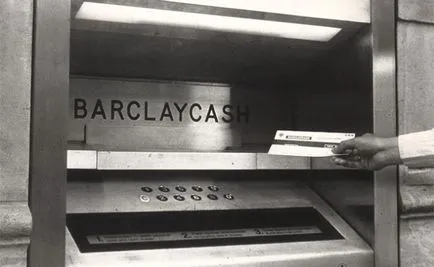 50 de ani cu privire la problema de bani ca un ATM de lucru (în numerar) 50 de ani cu privire la problema de bani ca o mașină de numerar