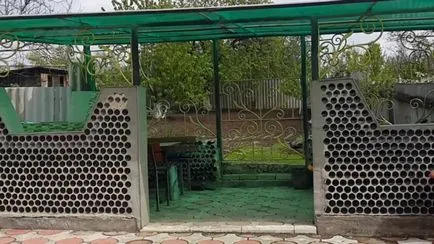 Mobilier de gradina din sticle cu imaginea lor mâini (foto) Mobilier de gradina din sticle cu mâinile lor fotografie
