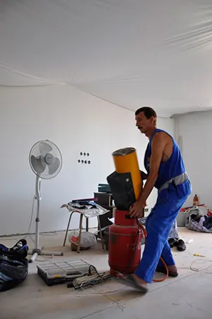 Că primul tapet lipici sau face un plafon suspendat (tensiune) Că primul tapet lipici sau de a face un plafon suspendat