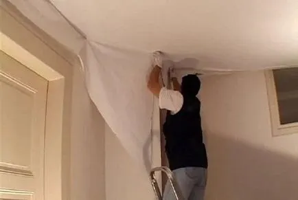 Ceea ce este corect este mai întâi lipit tapet sau tavan suspendat