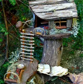 Casa decorative mici pentru o gradina sau case pentru paturi (o casa in miniatura pentru gradina.) Casa decorative mici pentru o gradina sau de flori paturi pentru case