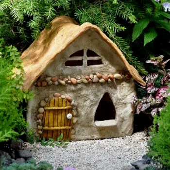 Casa decorative mici pentru o gradina sau case pentru paturi (o casa in miniatura pentru gradina.) Casa decorative mici pentru o gradina sau de flori paturi pentru case