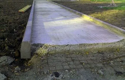 Căi în grădina de ciment cu mâinile cum să betonate fotografie