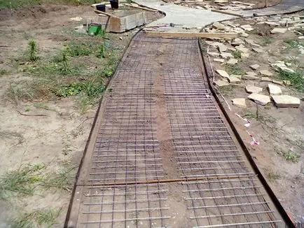 Căi în grădina de ciment cu mâinile cum să betonate fotografie