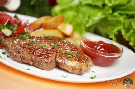 Cum se prăjește friptură de porc într-o tigaie într-un restaurant