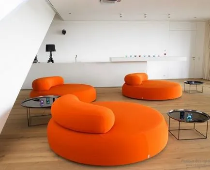 Design interior si camera de zi într-un stil minimalist, aranjament de idei din fotografie
