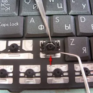 Cum se curata o tastatura pe un laptop - de la lichidele varsate la domiciliu
