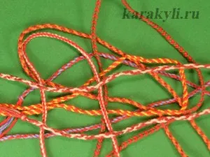 A vezetékek a négy szálat a kezében, firka