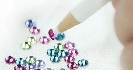 Shellac strasszokkal és flitterekkel fotó ragasztóanyag otthon