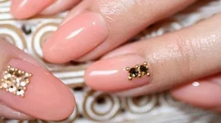 Shellac strasszokkal és flitterekkel fotó ragasztóanyag otthon