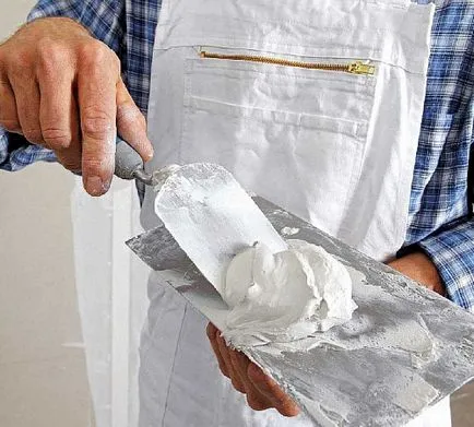 Gitt gipszkarton kezükkel, épület portál
