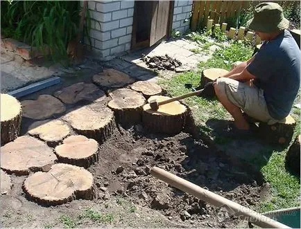 Kerti útját vágja a fát