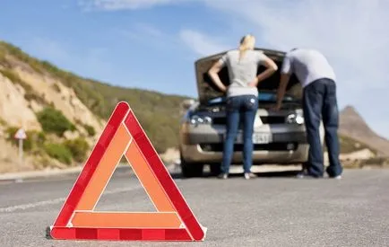 Autó lerobbant az úton