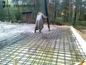 Megerősítő lapok a kezüket egy modern épület, javítás (átfedés) Megerősítő lapok a kezüket egy modern épület és javítási