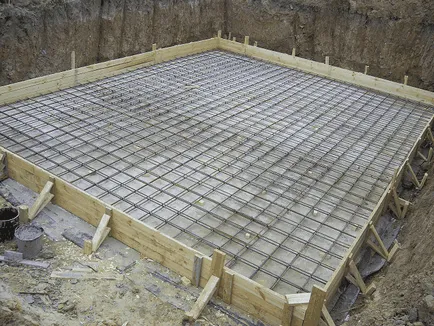 Betonozás platform egy autó alatt a kezével video (saját) Betonozás platform az autó alatt a kezét Videó
