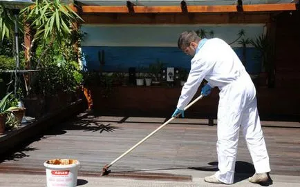 A fedél deszkázat olajat, mint festeni egy fa padló a teraszon, mint a feldolgozott lakk (teraszos) A fedél deszkázat olajat, mint festeni egy fa padló a teraszon, mint a nyél, köröm,