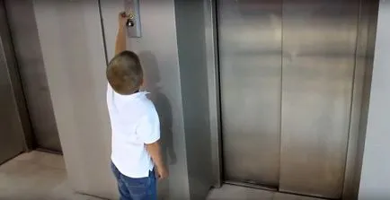 Mi van, ha beragadt a lift tippeket gyermek (madártávlat) Mi van, ha beragadt a lift tippeket gyermek