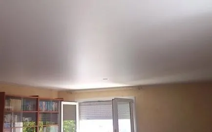 Mi szatén szakaszon mennyezet, úgy néz ki, hogyan válasszuk ki a matt vagy fényes,