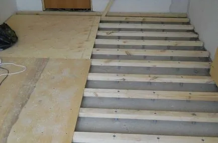 A fából készült padló, egy magánházban, a saját kezével szóló