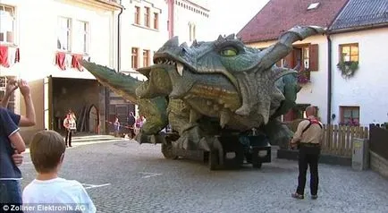 Sárkány fotók és képek tűzokádó repülő szörny néz ki, mint egy igazi sárkány