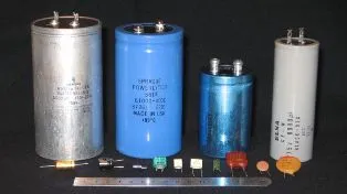 Az elektromos mező, elektrosztatikus indukció, kapacitás és kondenzátorok (környező) Az elektromos mező, elektrosztatikus indukció, kapacitás és kondenzátorok