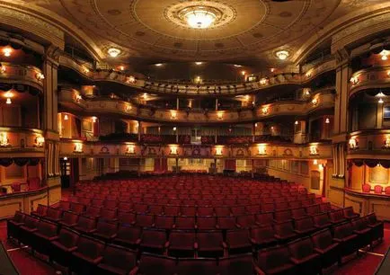 Hogyan ruha a színházban etikett Theatre (színház) Hogyan ruha a színházban etikett Színház