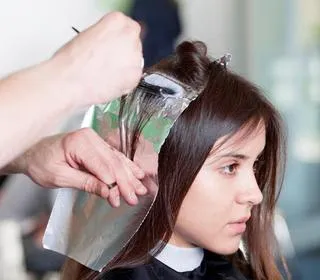 Hogyan, hogy könnyítsen sötét haját otthon vagy az utastérben, ami festeni egy fotó előtt és után (elszíneződése fekete haj) Hogyan, hogy könnyítsen sötét haját otthon vagy az utastérben, ami festék képek előtt és után