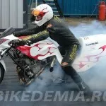 Stantrayding lágyítás gumi, mint egy motorkerékpár baykademiya