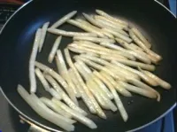 Hogyan készítsünk hasábburgonya otthon nélkül olajsütő (fritőz) Hogyan készítsünk hasábburgonya otthon nélkül olajsütő